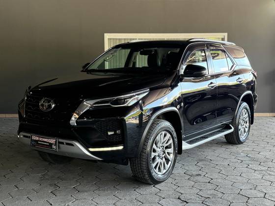 TOYOTA HILUX SW4 2.8 D-4D TURBO DIESEL SRX 7L 4X4 AUTOMÁTICO